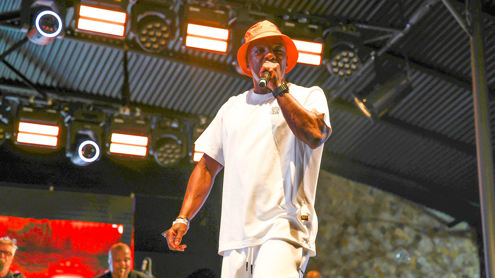 Kabelo pours heart out during closing performance